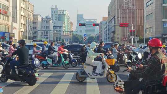 电动车大军行驶上班忙碌交通途中道路