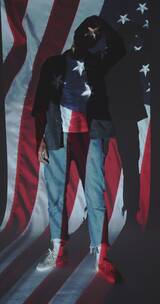 一个人站在美国国旗的投影前