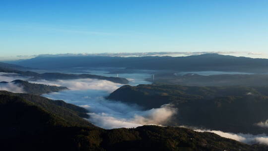 日出时的山川峡谷云雾