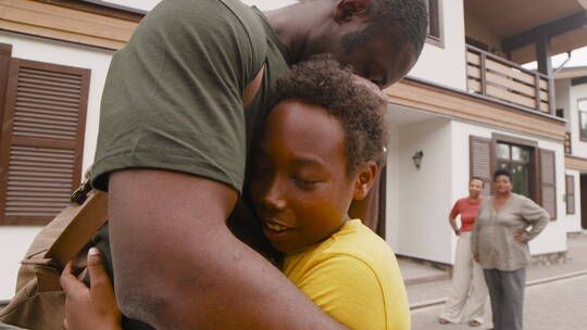 男孩和军人父亲拥抱告别视频素材模板下载