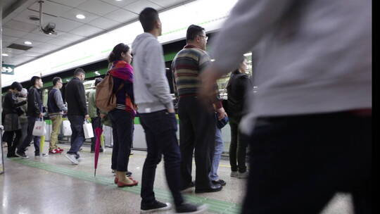 上海地铁站平台的旅客