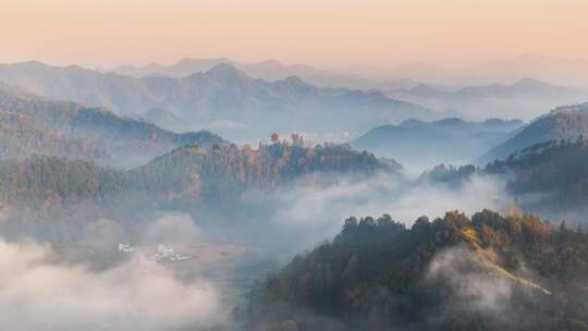 山间晨雾缭绕的自然风光