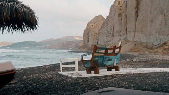 海滩上的简陋的长凳