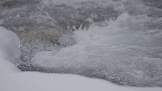 冰雪河岸湍急流水溅起水花升格4k100帧灰片