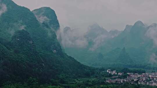 云雾弥漫的山峰