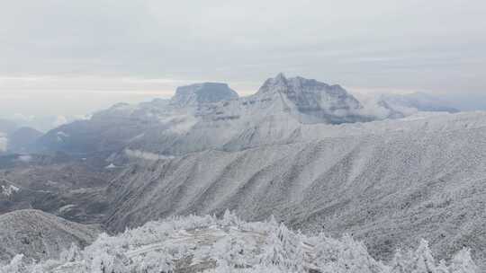 航拍男人站在雪后的大瓦山大圆包观景台