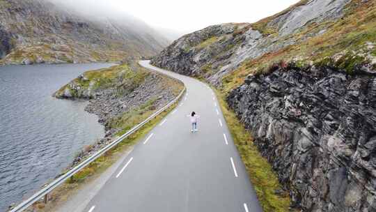 美女旅行在美景公路上慢跑感受大自然