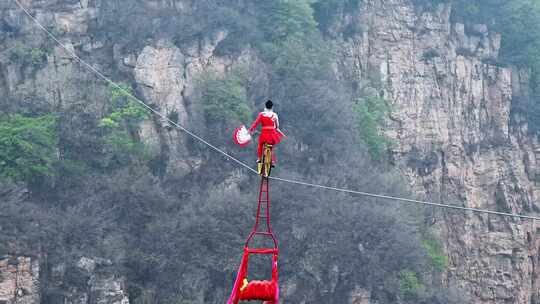 北京平谷区天云山风景区空中走钢丝杂技表演