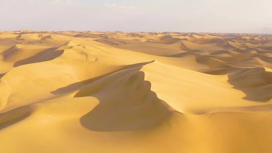 航拍纳米布沙漠广阔的沙丘视频素材模板下载
