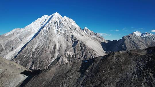 航拍川西蓝天下的雅拉雪山