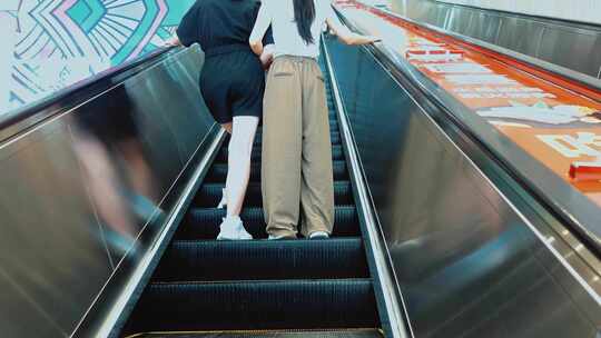 两个女人在商场电梯的背影视频素材模板下载