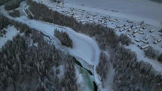 中国新疆阿勒泰喀纳斯景区禾木河冬季风光