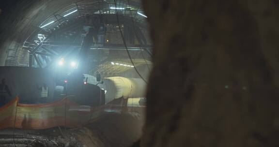 工人在隧道工作