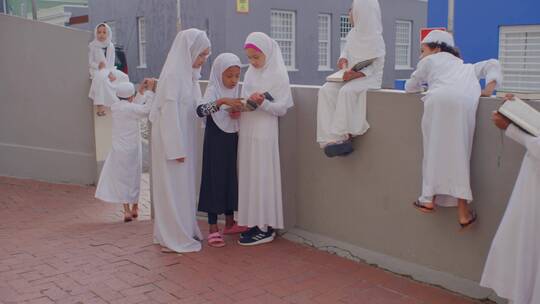 伊斯兰教徒在清真寺读圣经视频素材模板下载