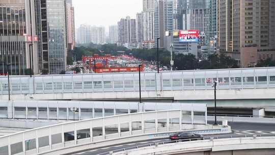 高架桥上道路交通繁忙