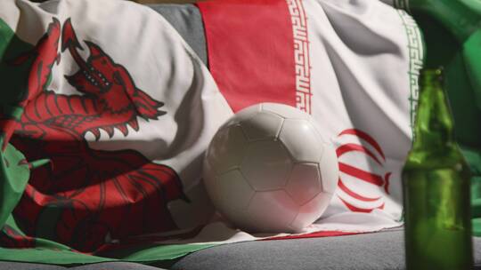 沙发上的威尔士和伊朗国旗和足球