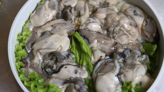 火锅店里的菜品生蚝肉海蛎子肉