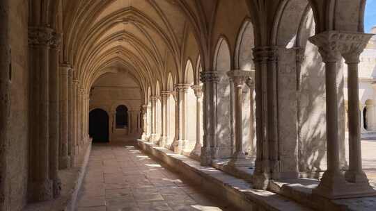 法国南部阿尔勒教堂后院的回廊