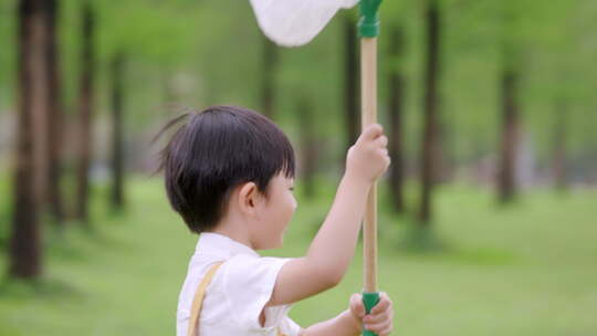 小孩亲近大自然