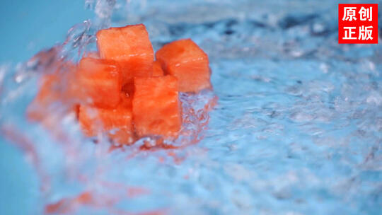 西瓜方块泼水创意水果广告实拍水花慢动作