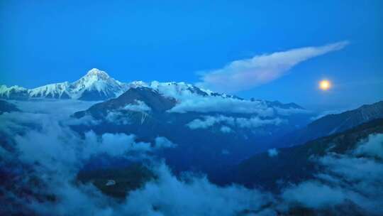 川西贡嘎雪山月圆航拍