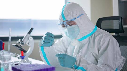 疫情期间科研人员在医院实验室新冠核酸检测