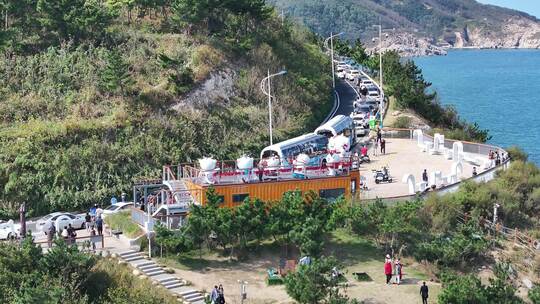 航拍威海市环翠区猫头山环海路观光大巴客车