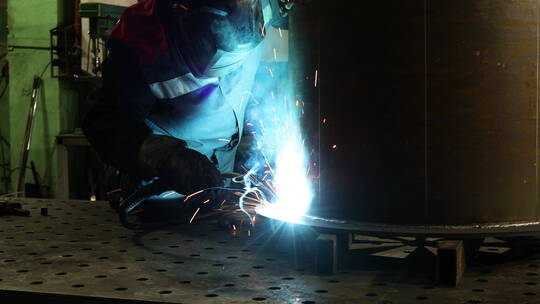 金属工人在焊接视频素材模板下载