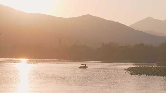 江南水面黄昏夕阳下的游船