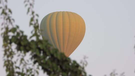 天空中飞行的热气球