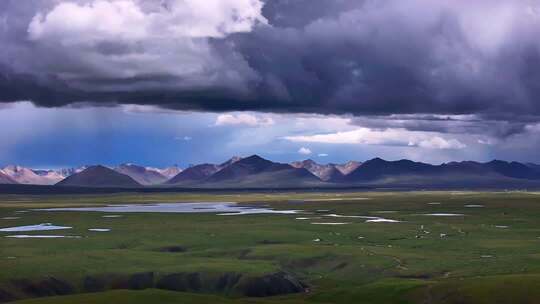 草原雪山自然风光全景