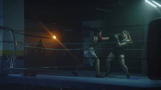 俩位女子拳击在打拳击视频素材模板下载