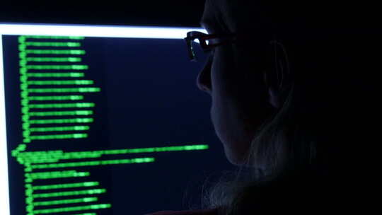黑客攻击敲打键盘侵入木马病毒