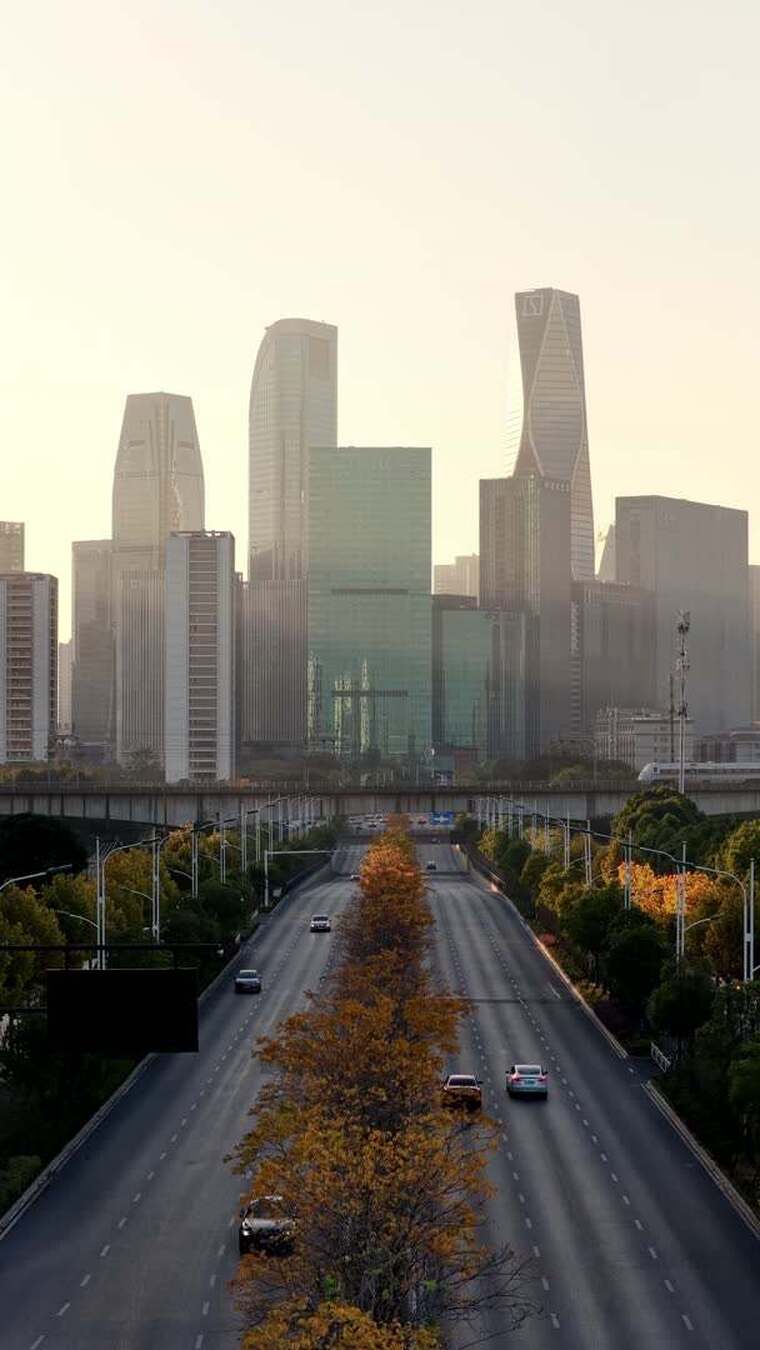 杭州钱江世纪城麦田CBD高铁驶过航拍