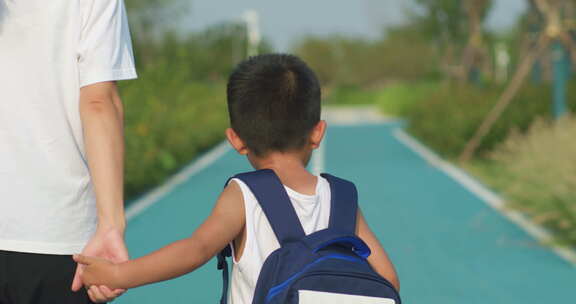 母子相伴上学