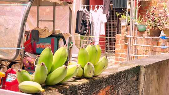 老阳台青黄香蕉水果