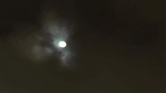 黑夜乌云 月亮穿过云层 8404