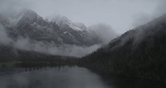 山间清晨迷雾
