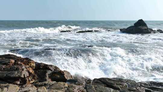 白鹤礁石海浪