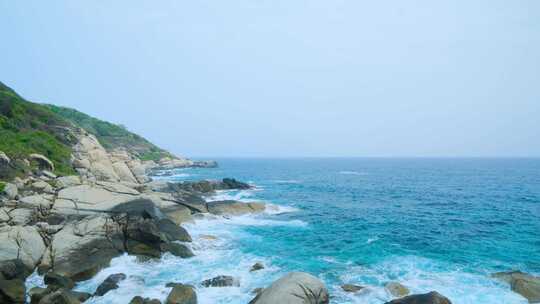 蓝色海水大海唯美海景海边海岸礁石岩石巨石