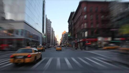 在纽约市的一条街道上行驶的出租车