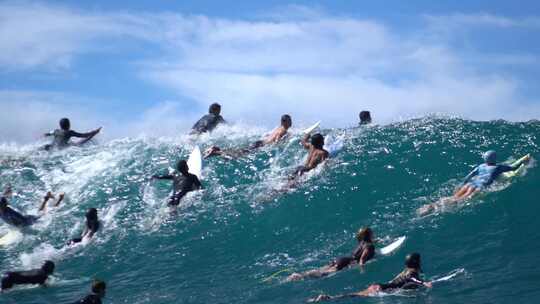 被海浪掀起的一群滑板游客