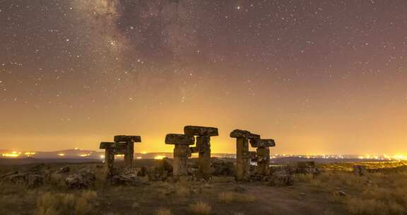 布劳杜斯古城上空星空的时间流逝