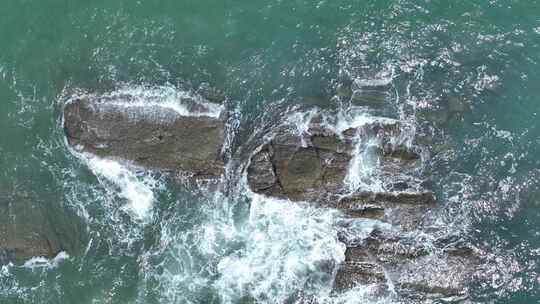 海中礁石航拍海水冲刷礁石潮水海浪拍打岩石