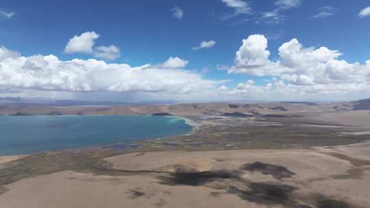 航拍西藏晴天下的青藏高原湿地湖泊景观