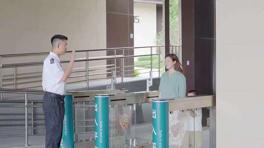 女子通过闸机门禁画面