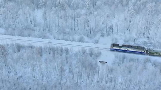 航拍穿越林海雪原雾凇林的绿皮火车1