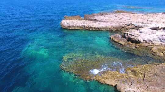 海边的岩石和波浪