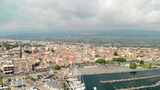 空中倒飞，地中海海滨小镇和码头高清在线视频素材下载