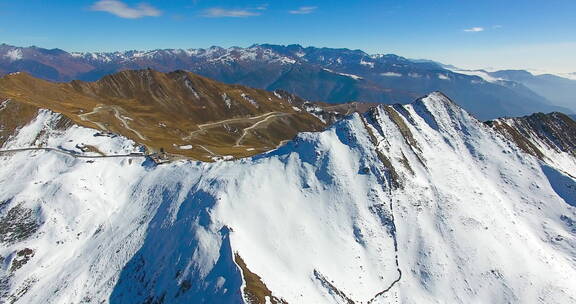 航拍秋季夹金山雪山草原